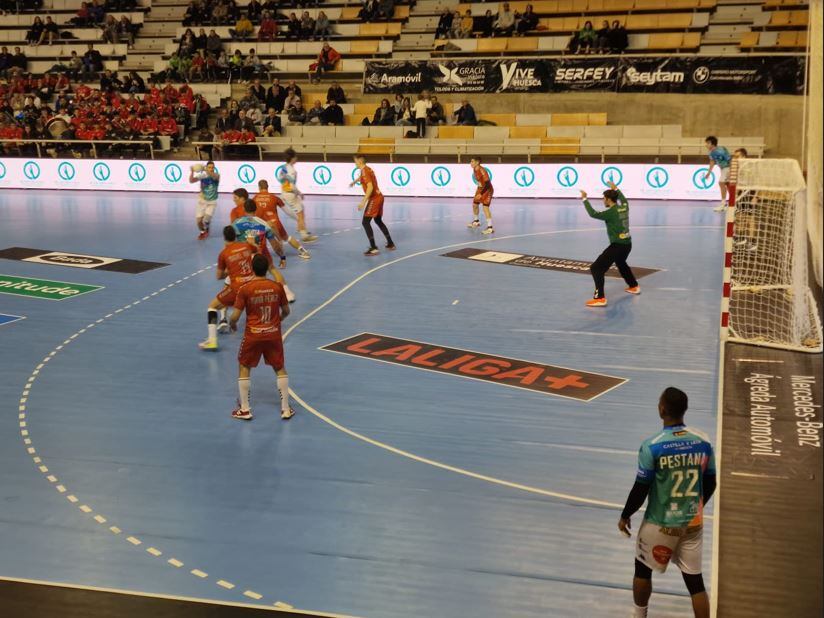 Bada Huesca y Ademar León disputaron un emocionante encuentro en el Palacio de los Deportes