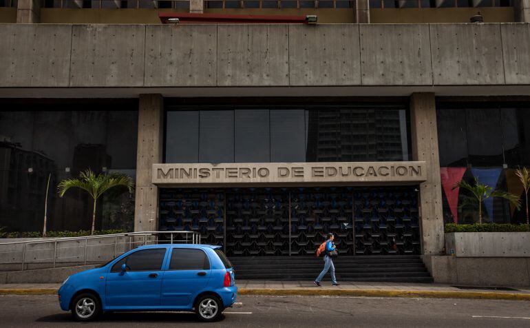 Fotografía del edifico del Ministerio de Educación cerrado hoy, viernes 15 de abril de 2016, como parte de las medidas del gobierno del presidente de Venezuela Nicolás Maduro para atender la emergencia eléctrica, en Caracas (Venezuela)