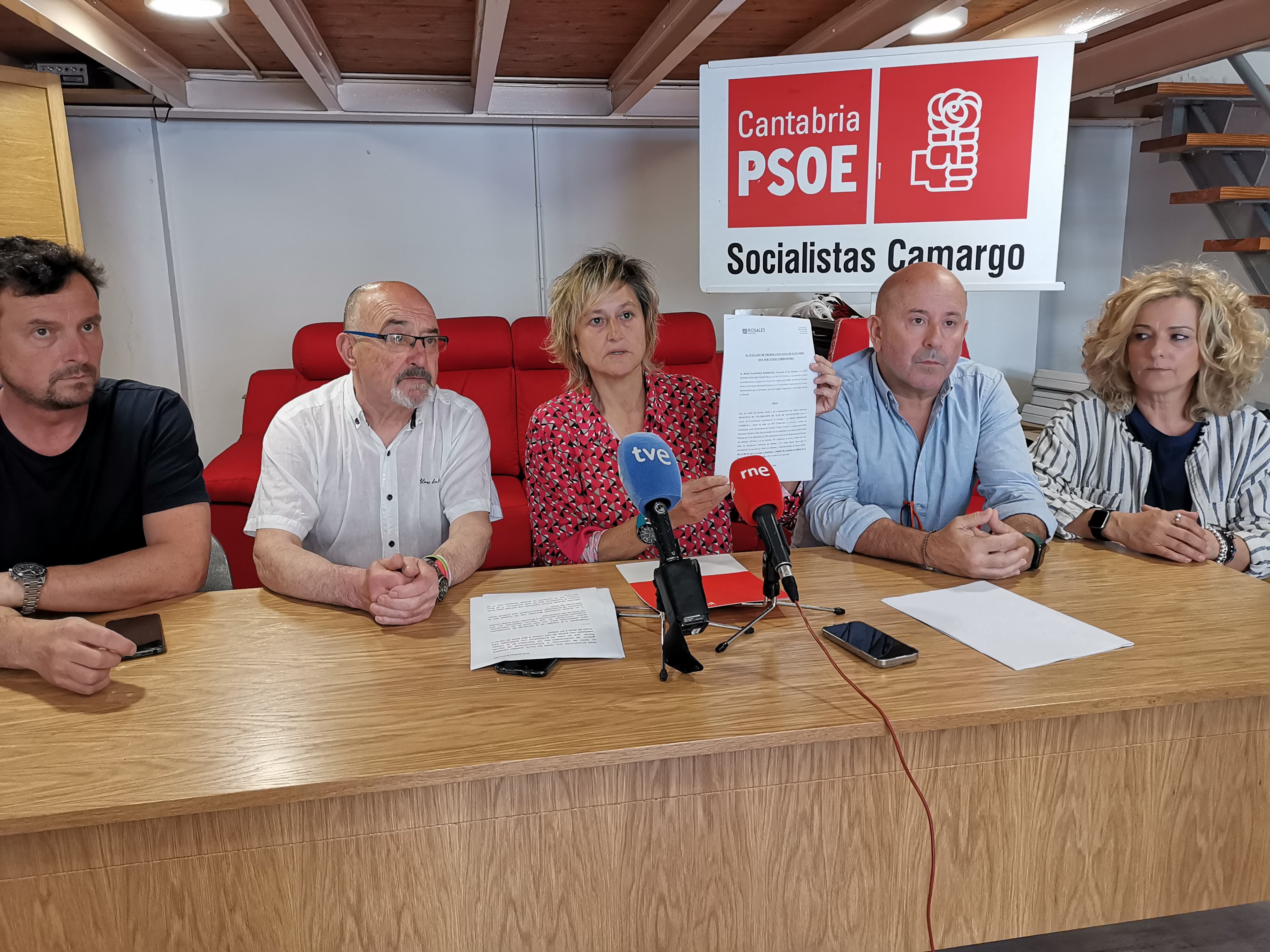 Esther Bolado, acompañada por los concejales Eusebio Iturbe, José Salmón y Marián Vía; y por el presidente del PSOE de Camargo, Ángel Gutiérrez.