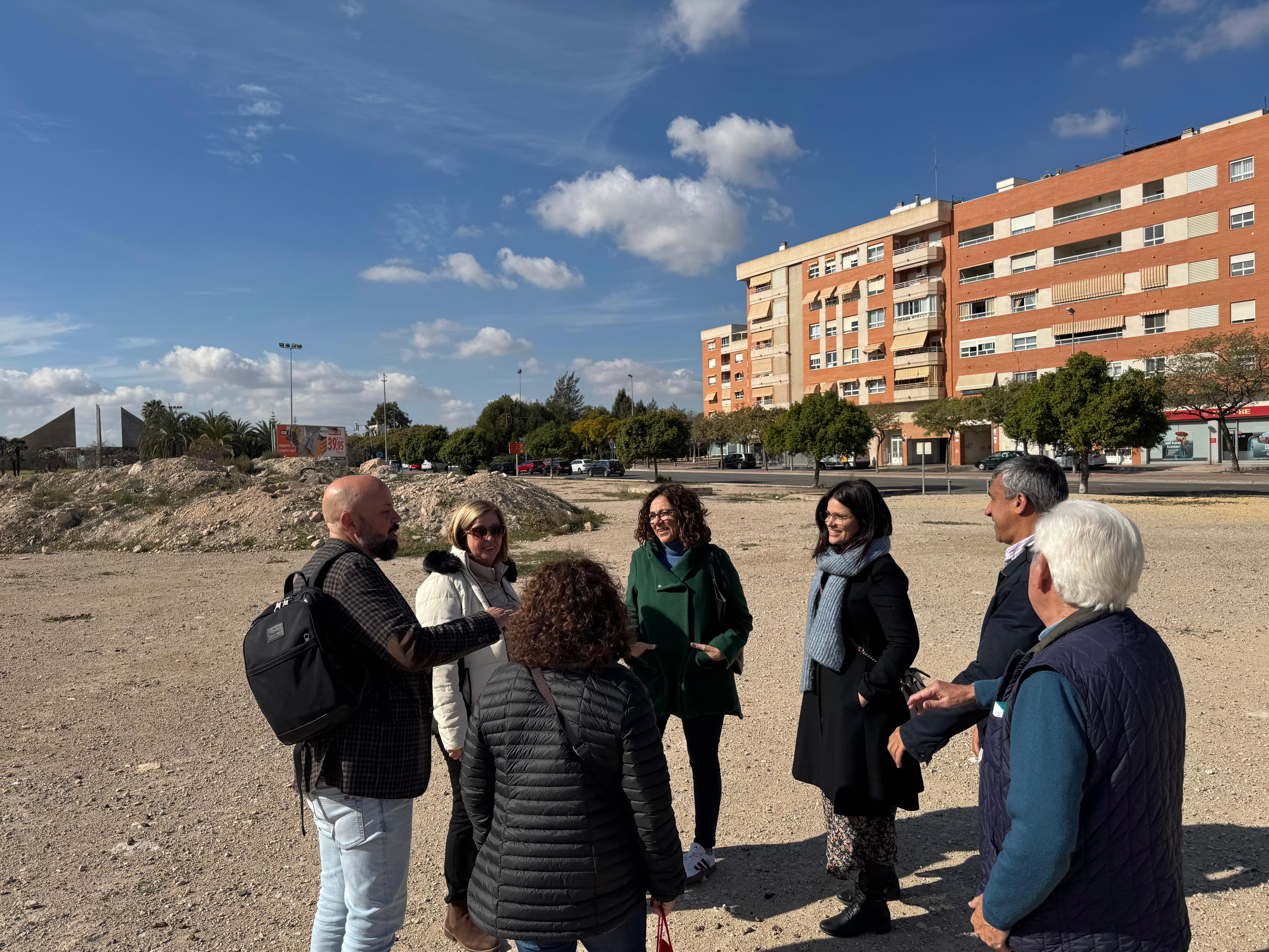 Concejales socialistas se reúnen con los vecinos del barrio de Los Ángeles y piden la retirada de la escombrera de Vía Parque