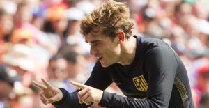 GRA063. VALENCIA, 02/10/2016.- El delantero francés del Atlético de Madrid Antoine Griezmann, celebra el gol conseguido frente al Valencia, el del 0-1, durante el partido de la séptima jornada de la Liga Santander, disputado esta mañana en el estadio de M