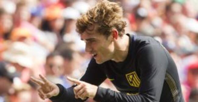 GRA063. VALENCIA, 02/10/2016.- El delantero francés del Atlético de Madrid Antoine Griezmann, celebra el gol conseguido frente al Valencia, el del 0-1, durante el partido de la séptima jornada de la Liga Santander, disputado esta mañana en el estadio de M