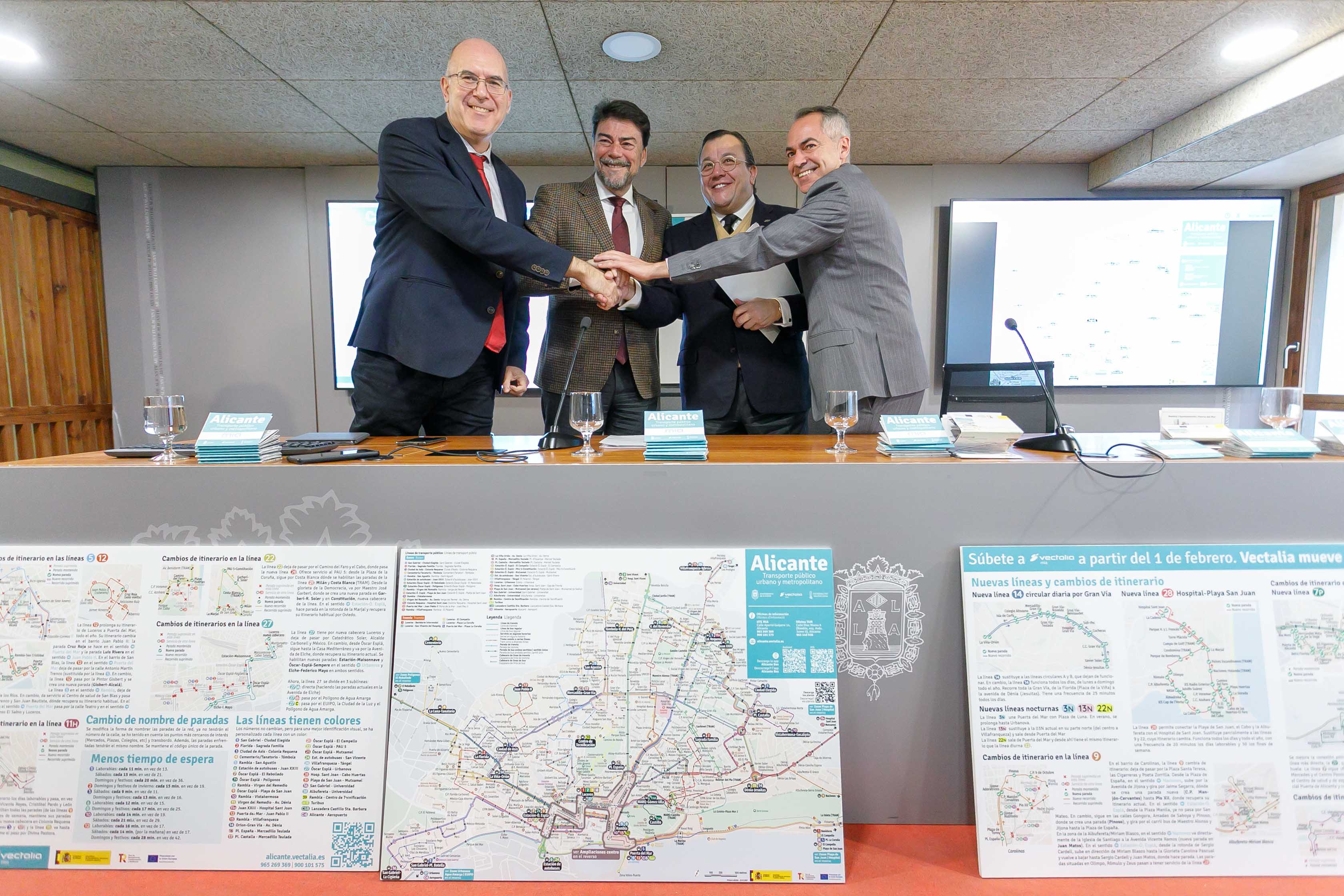 Momento de la presentación del nuevo contrato de autobuses