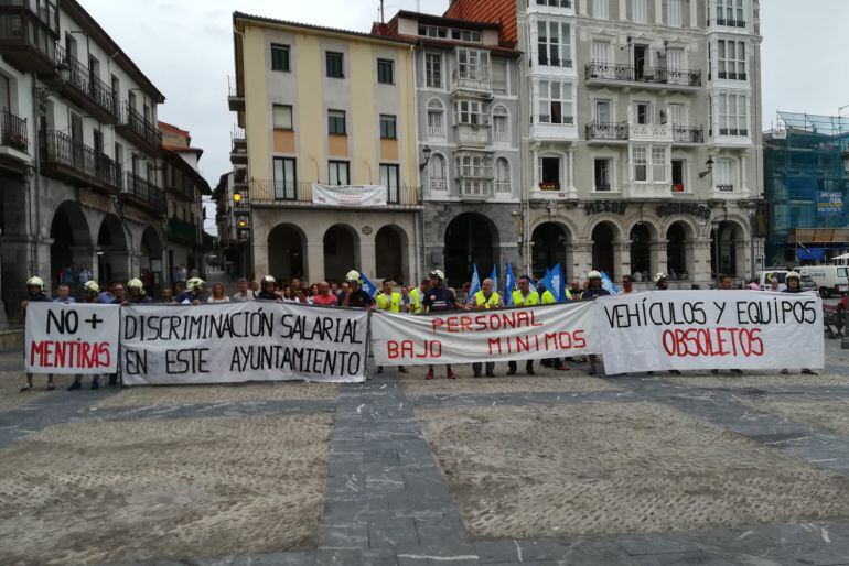 Concentración de los bomberos en la Plaza del Ayuntamiento.