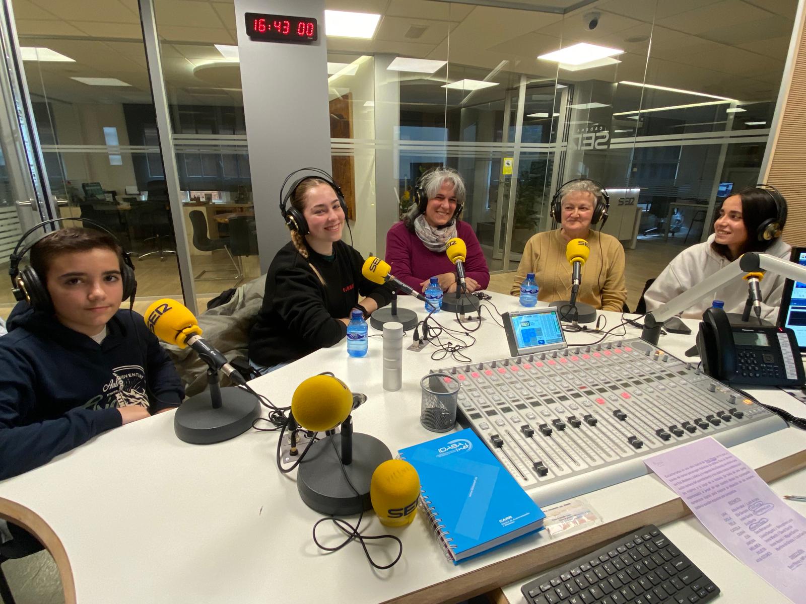 Una representación del elenco en Radio Aranda