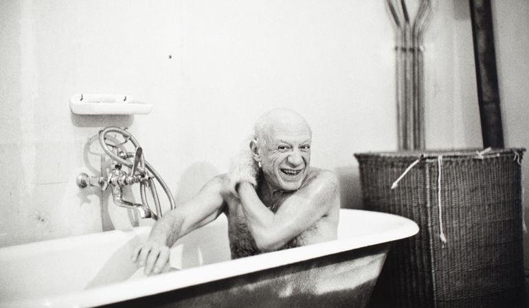 Pablo Picasso en la bañera de &#039;La Californie&#039; es una de las fotos de David Douglas Duncan pertenecientes a la colección del Museo de Picasso de Barcelona