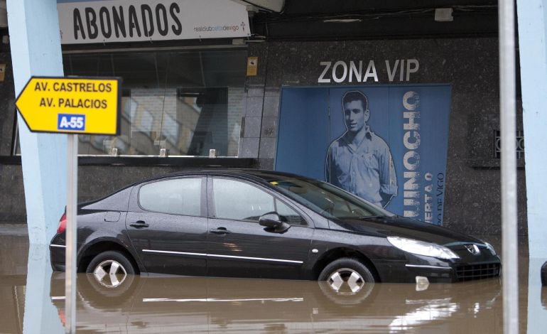 Alrededores del estadio municipal de Balaídos, en Vigo, totalmente inundados debido al temporal que afecta estos días a Galicia. El temporal que azota Galicia ha dejado hasta el mediodía más de sesenta litros de lluvia por metro cuadrado y rachas de vient