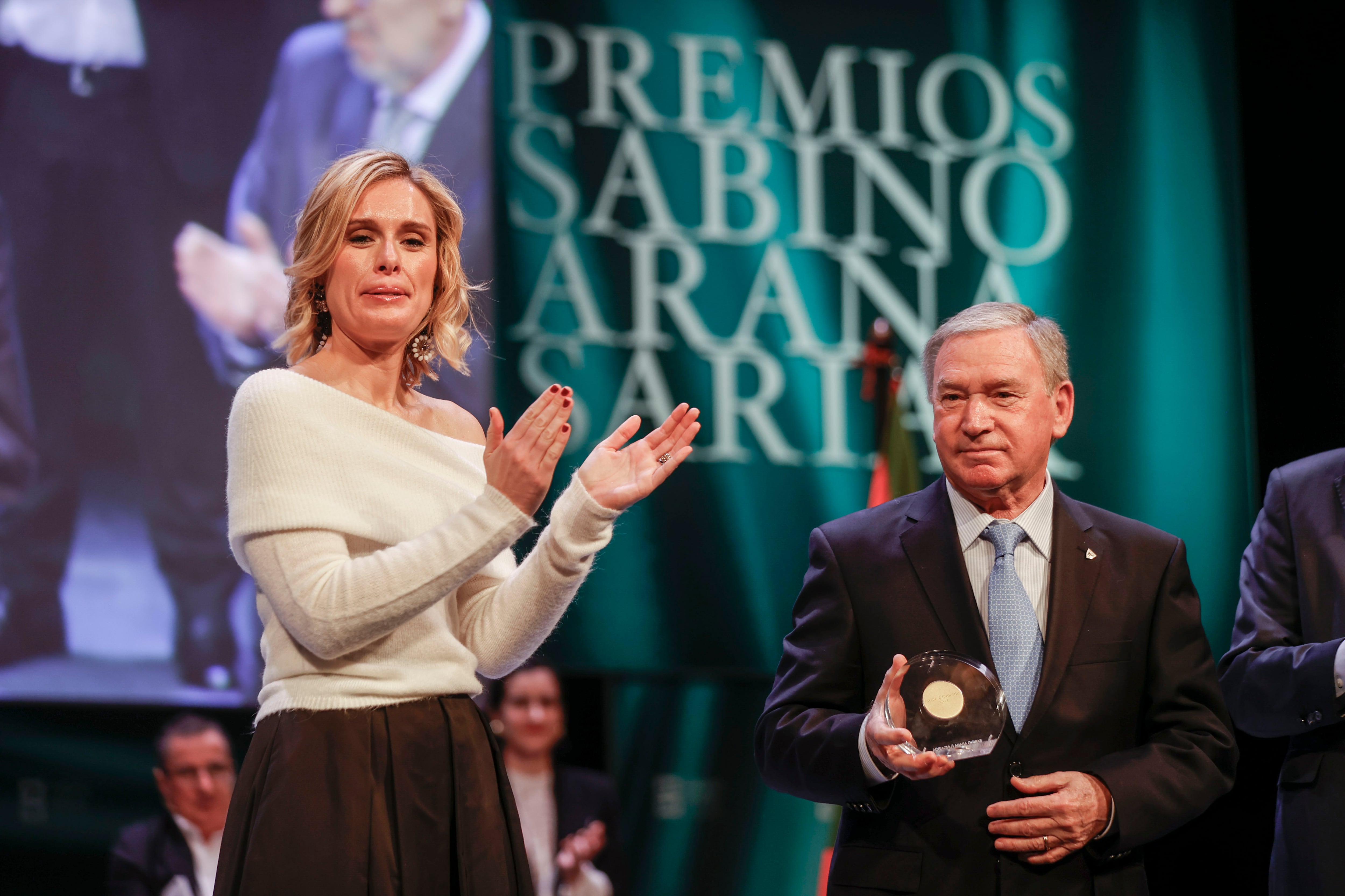 BILBAO, 28/01/2024.- El entrenador de fútbol Javier Clemente este domingo recoge el premio a mejor entrenador de mano de Mireia Zarate Agirre en el acto de entrega de los Premios Sabino Arana 2023 en Bilbao.-EFE/Luis Tejido
