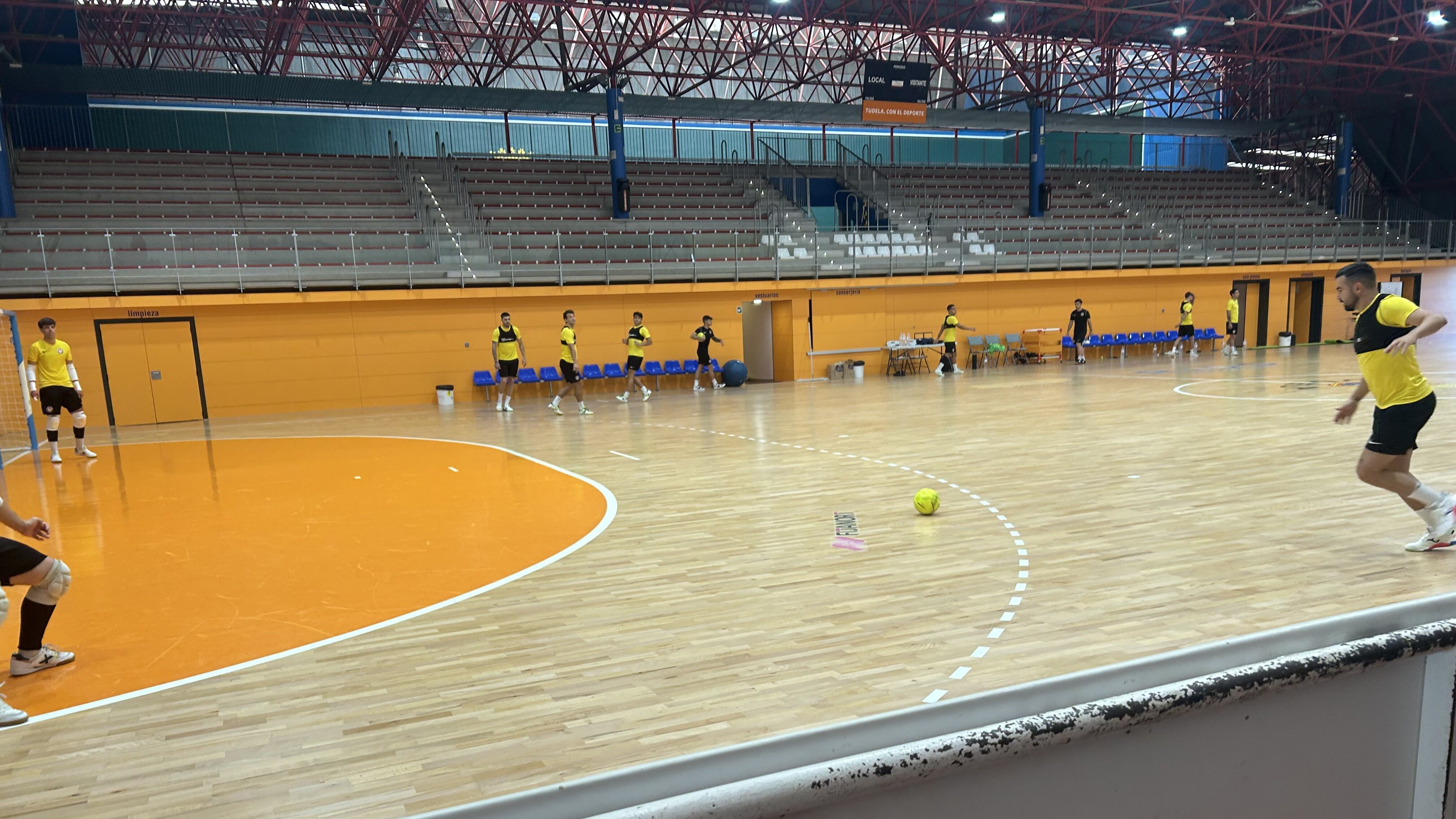 Fotografía en la que Chino se dispone a chutar a portería