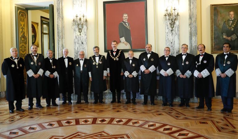 El rey Felipe VI acompañado por el presidente del Tribunal Supremo y del Consejo General del Poder Judicial, Carlos Lesmes, y los magistrados tras la apertura del año judicial 2017-2018