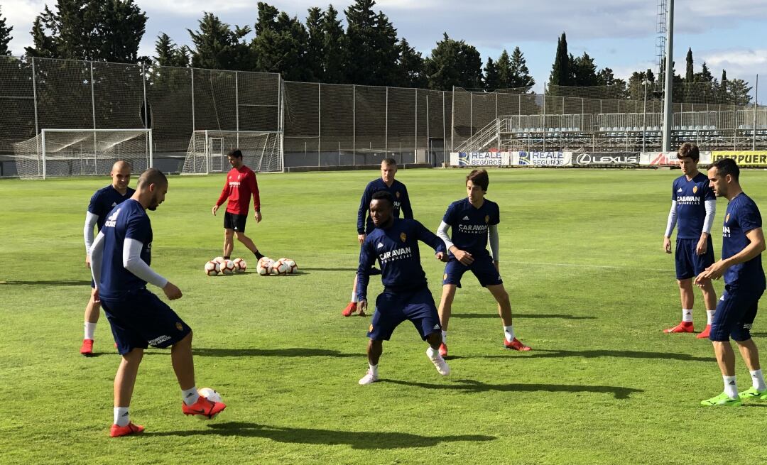 Igbekeme, en la imagen durante un rondo esta mañana en la Ciudad Deportiva, ha realizado parte del entrenamiento
