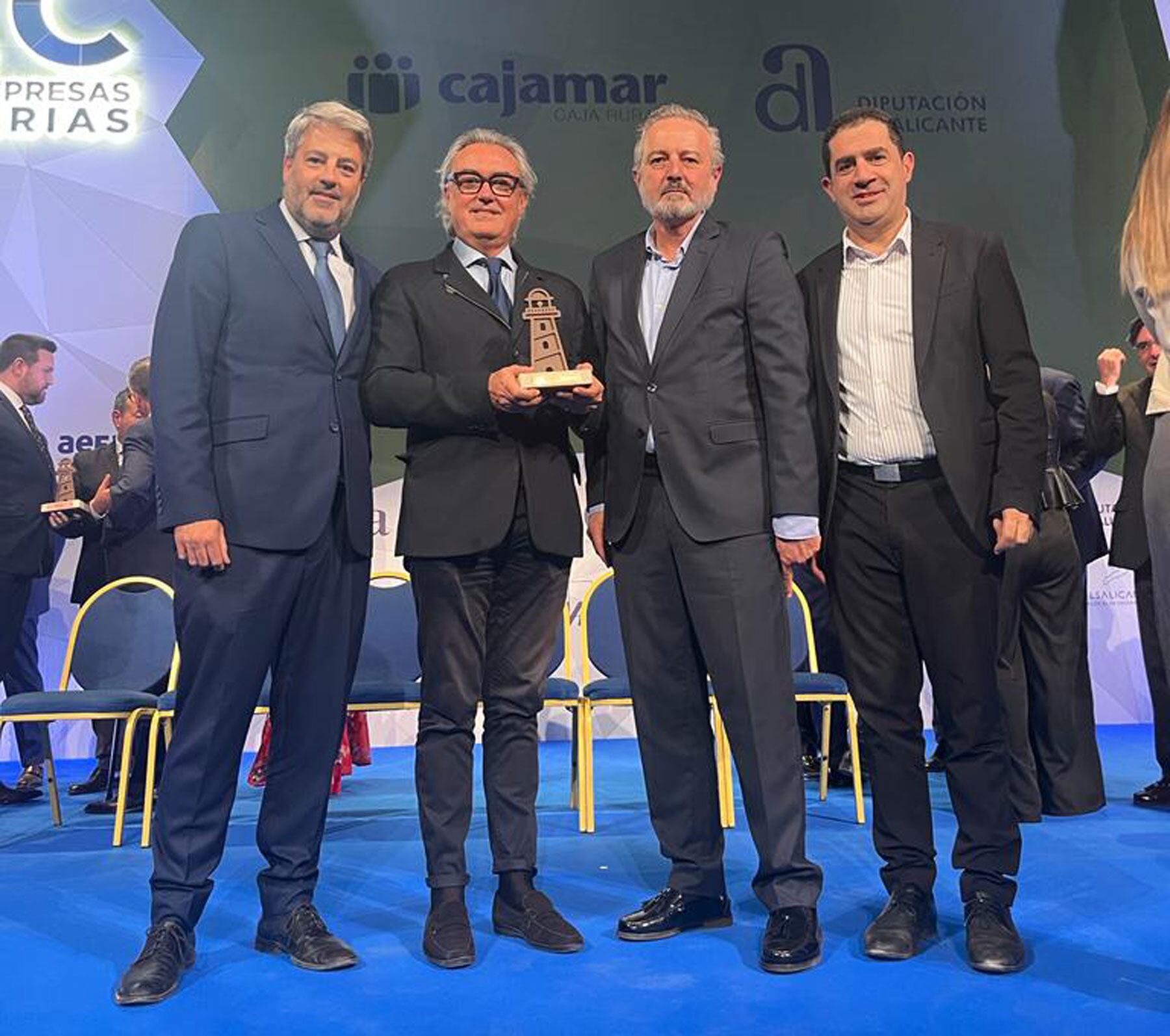 Pablo de Gracía, presidente de la Cámara de Comercio de Alcoy, representantes de la empresa Hilaturas Jordá, y el alcalde de Alcoy, Toni Francés