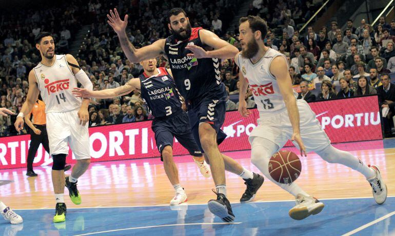 Sergio Rodríguez lleva la bola en un momento de la semifinal de Copa entre el Real Madrid y el Laboral Kutxa.