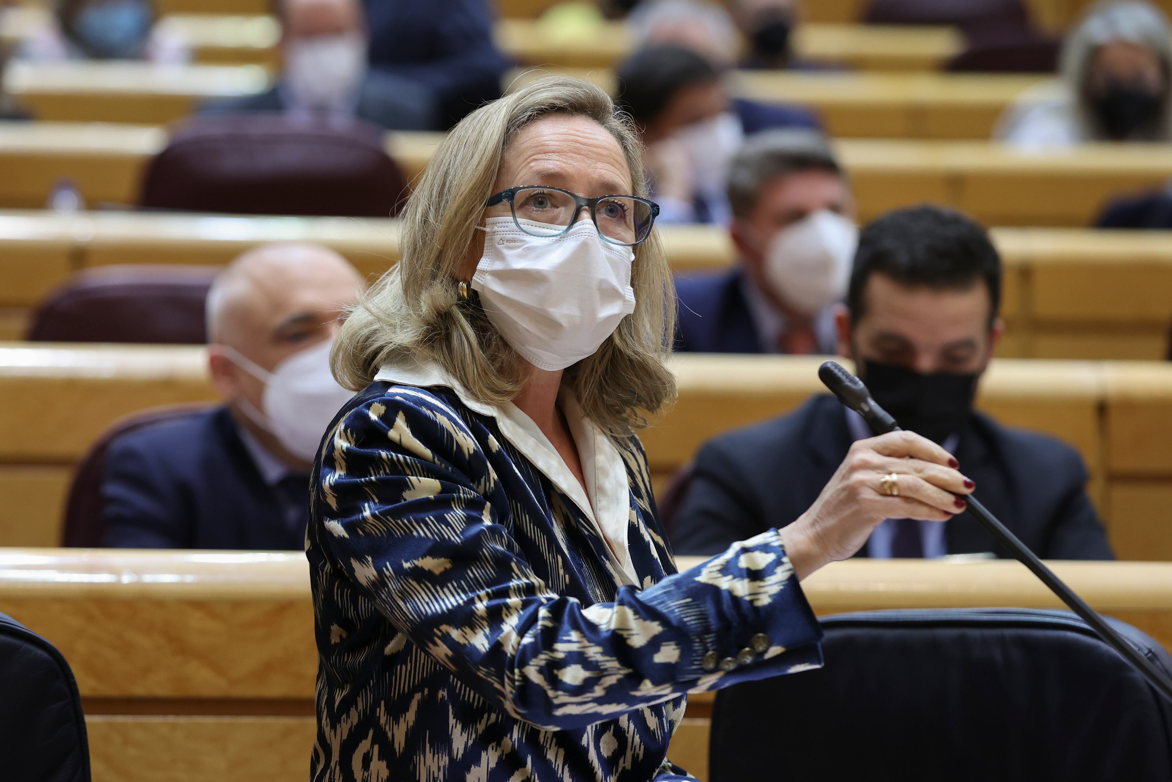 GRAF4333. MADRID, 22/03/2022.- La vicepresidenta primera y ministra de Asuntos Económicos, Nadia Calviño, interviene durante la sesión de control al Gobierno en el pleno de este martes en el Senado. EFE/ Kiko Huesca