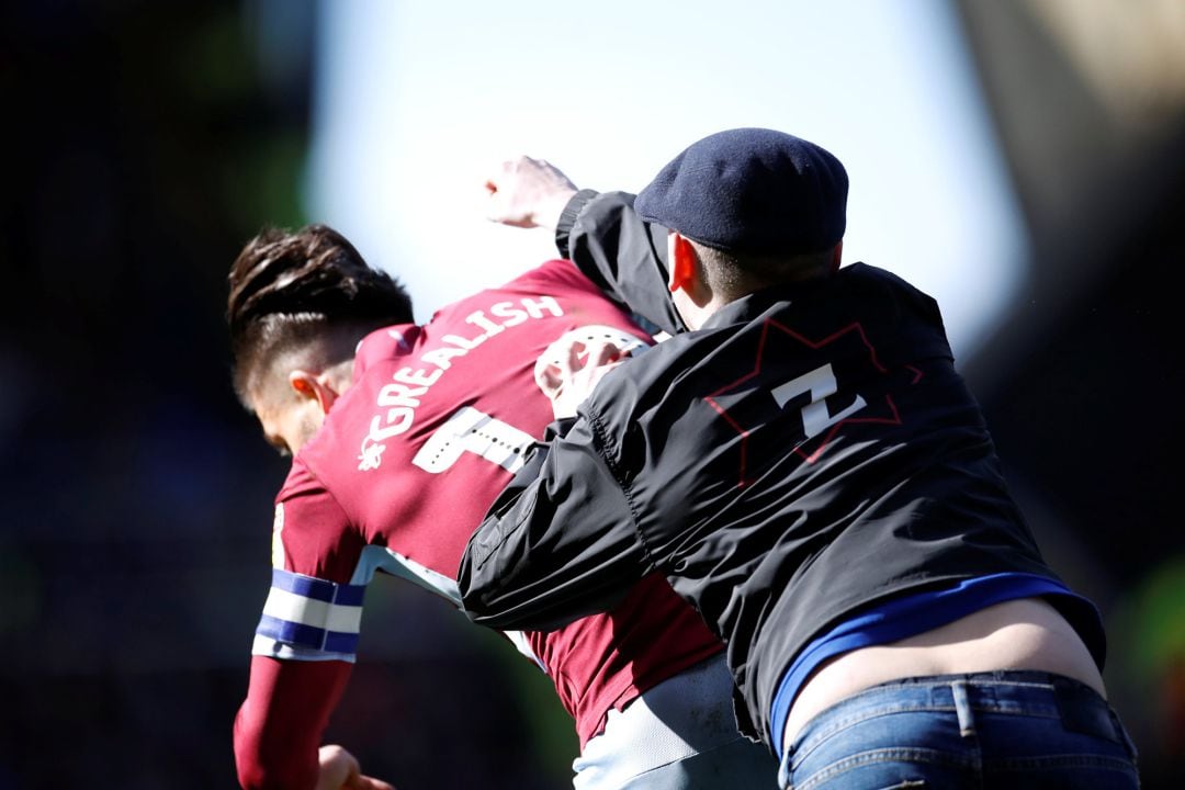 Un aficionado del Birmingham agrede a Grealish.