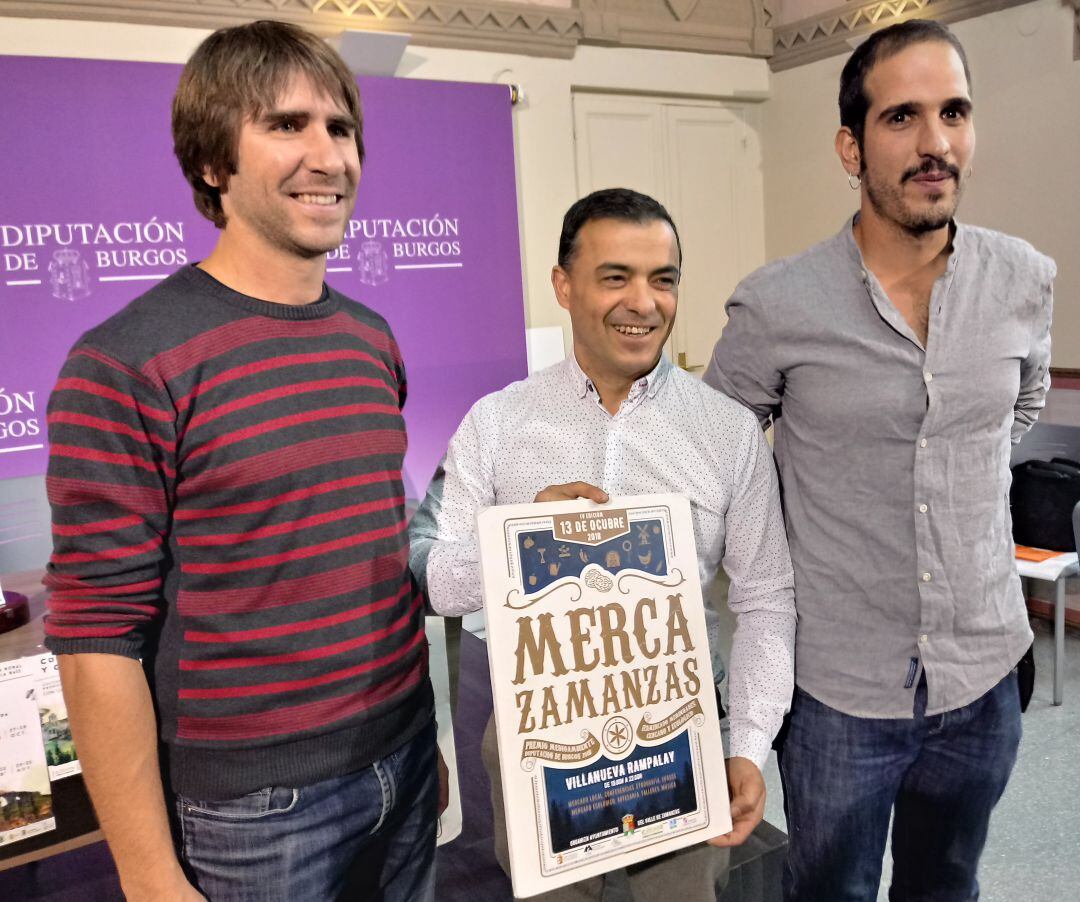 El alcalde del Valle de Zamanzas, Juan José Asensio, entre el promotor de PIedra y Semilla, Juan Sedano (dcha) y José Antonio Ausín de Persona Solidaridad