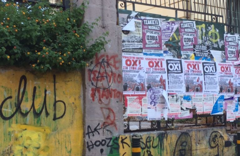 Pared empapelada con carteles a favor del &#039;no&#039; en el referéndum / MARÇAL SARRATS | Atenas