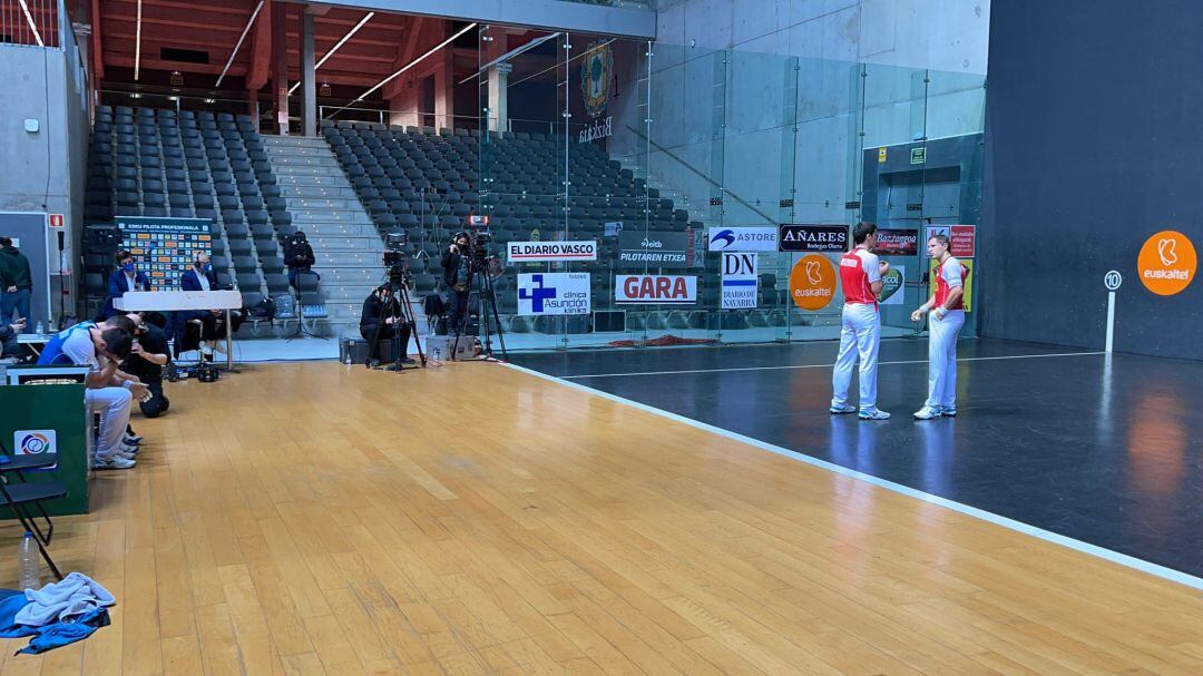 Olaizola y Rezusta, una de las dos parejas invictas del campeonato, en un descanso de su última victoria 