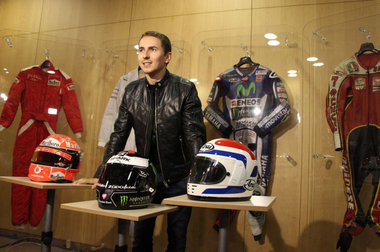  El campió del món de MotoGP, Jorge Lorenzo,  amb algunes de les peces que s'exposaran en el seu museu 'World Champions Collection'.