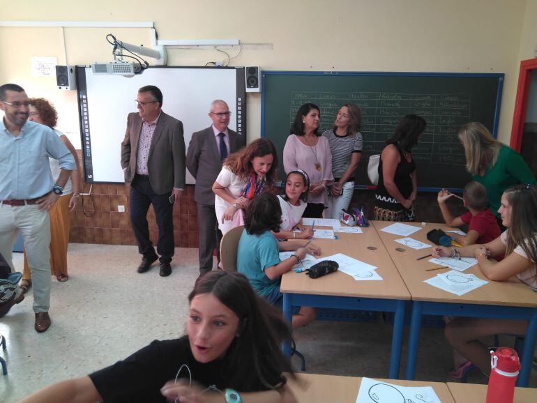El delegado del gobierno de la Junta de Andalucía en Cádiz, Juan Luis Belizón, inaugura el curso escolar en La Línea. 