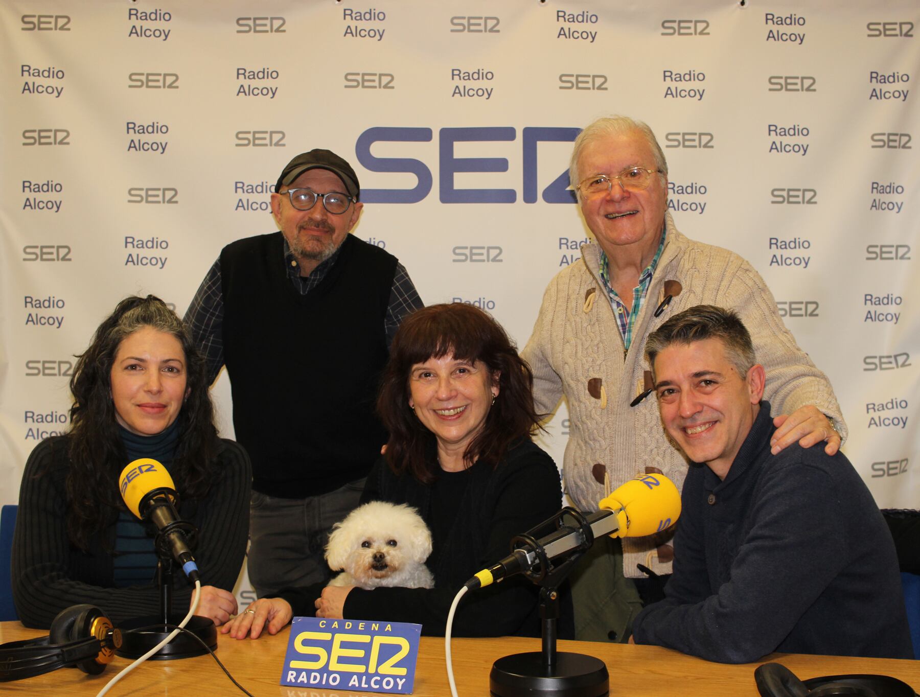 Lidia Miró, Pepa Miralles, Jordi Carbonell, Joanfra Rozalén i Paco Aznar, en l'estudi central de Radio Alcoy