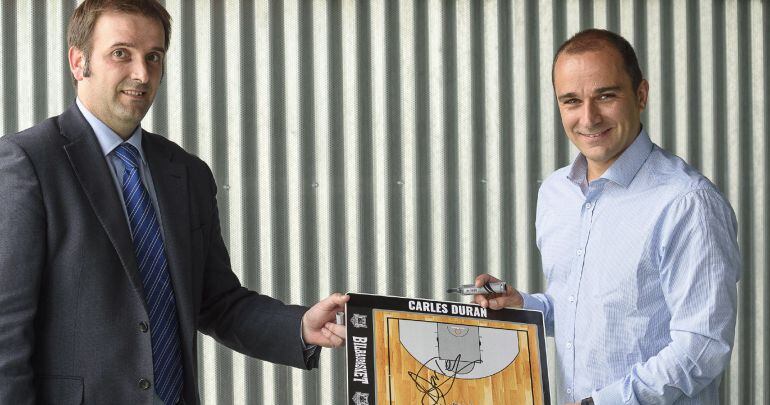 El nuevo entrenador del Bilbao Basket, Carles Duran (d), junto al director general del club, Eduardo Gárate (i), durante su presentación hoy. 