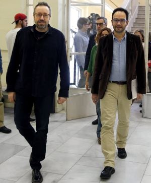 Los portavoces de Ciudadanos, Juan Carlos Girauta (i), y del PSOE, Antonio Hernando (d), tras acordar negociar conjuntamente con el resto de fuerzas políticas