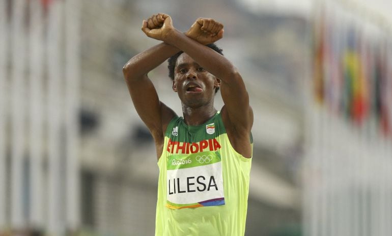 Feyisa Lilesa cruza sus brazos en la línea de meta como símbolo de rechazo al gobierno de Etiopía 