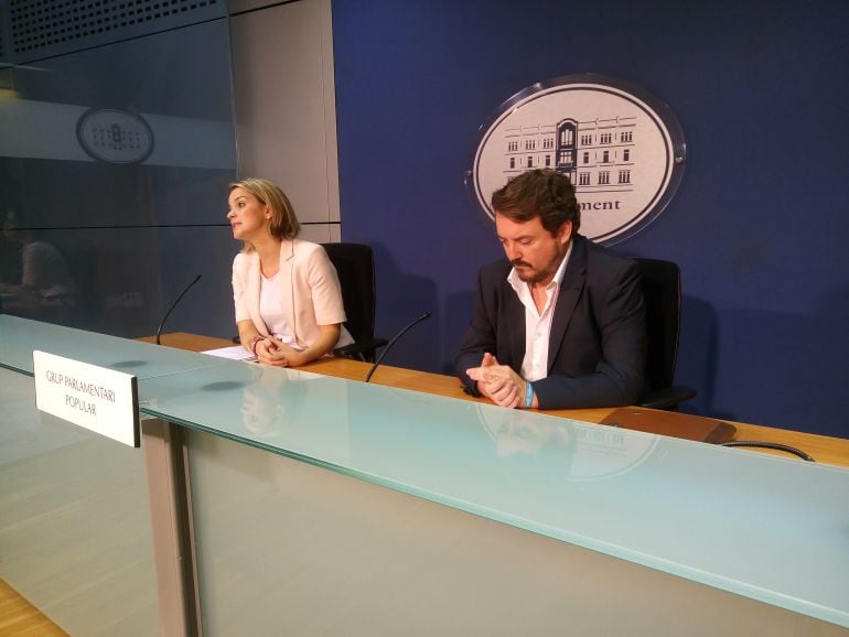 Marga Prohens (PP) y Toni Camps (PP) en la rueda de prensa de este lunes.