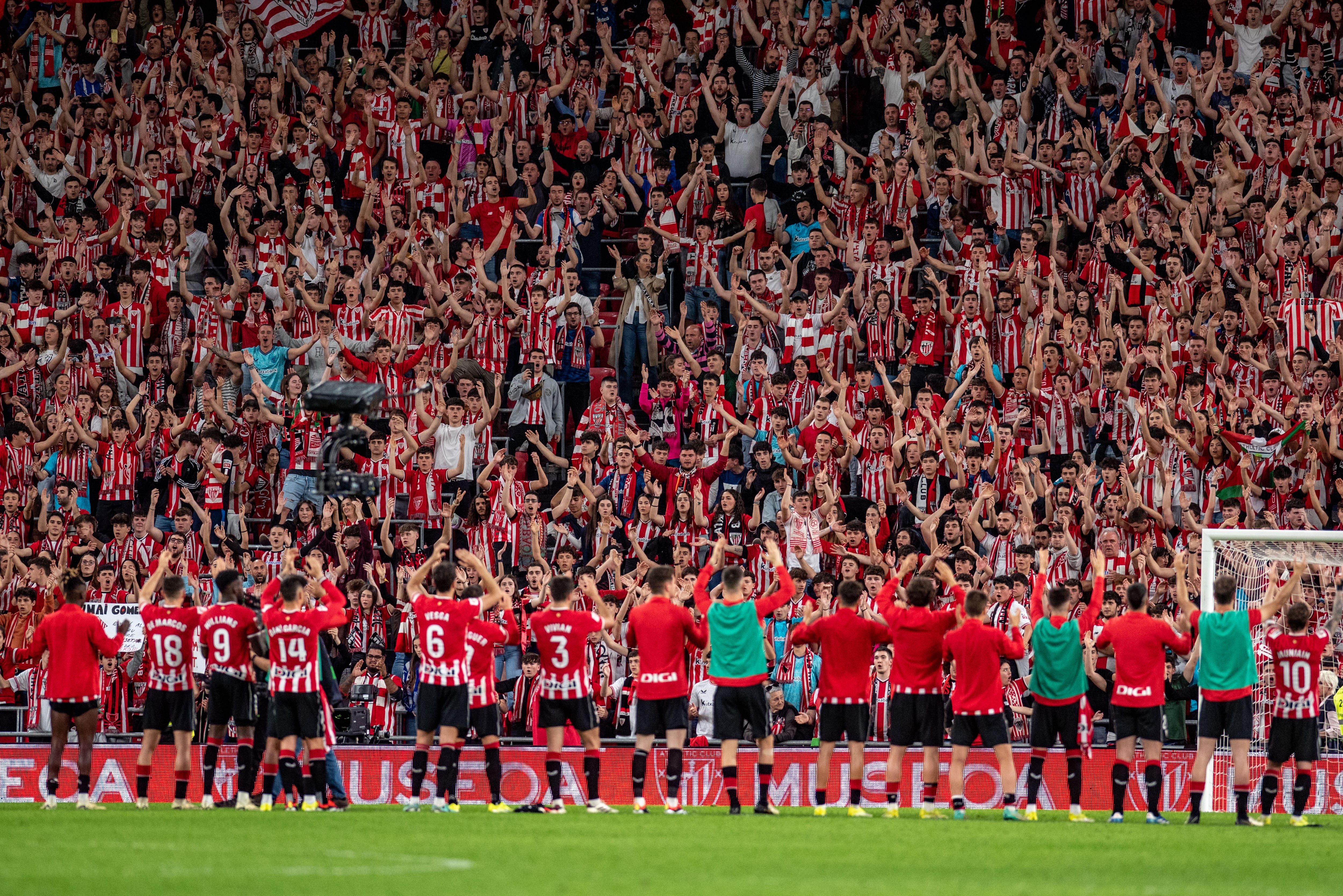 Los jugadores del Athletic al término de un partido liguero la temporada pasada en San Mamés