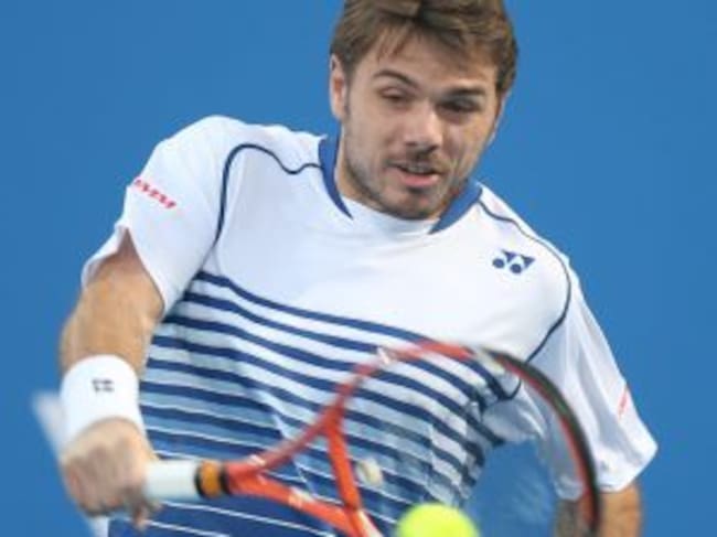 XAH. Abu Dhabi (United Arab Emirates), 03/01/2015.- Swiss tennis player Stanislas Wawrinka returns the ball to Spain's Rafael Nadal during their for the third place at the Mubadala World Tennis Championship 2015 in Abu Dhabi, United Arab Emirates, 03 Janu
