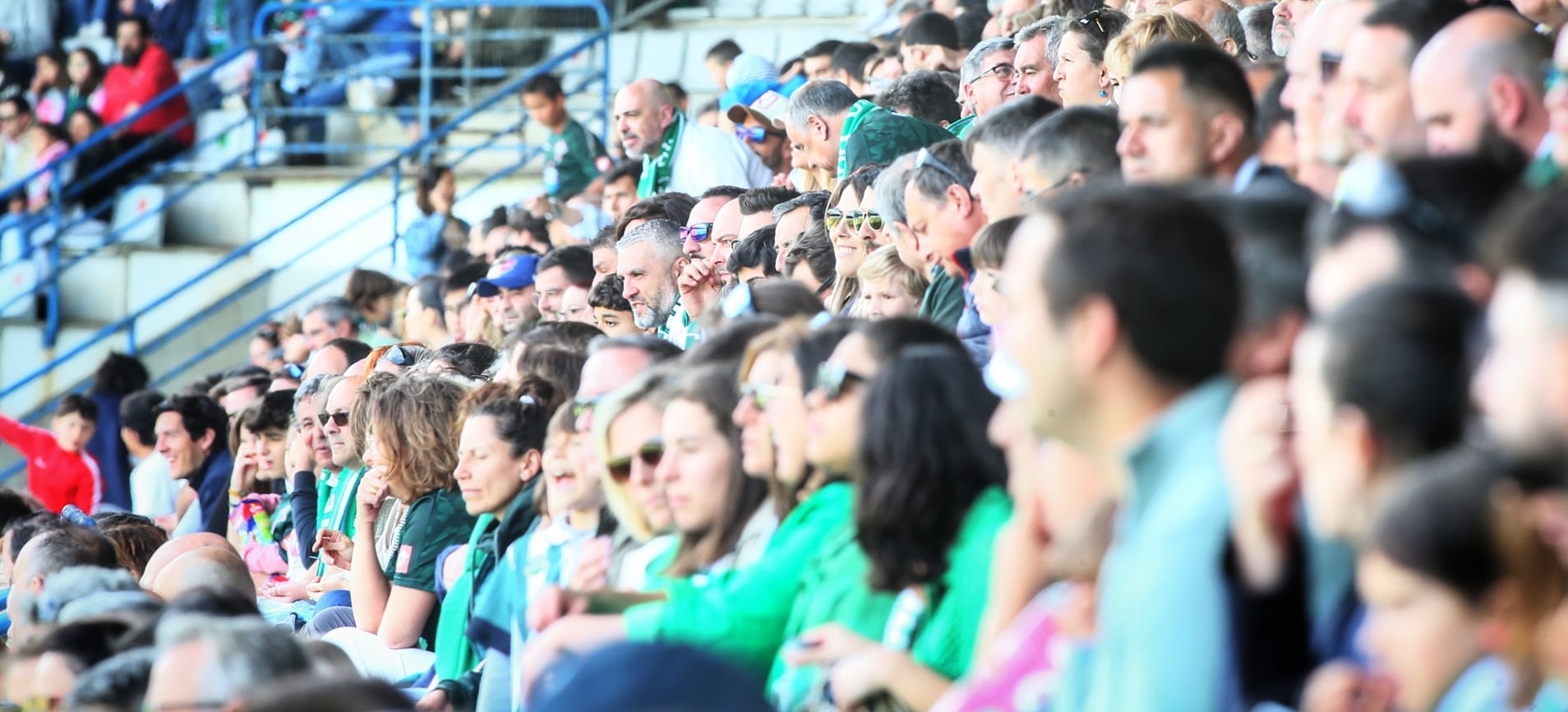 Público en A Malata durante el Racing-Badajoz (foto: Raúl Lomba / Cadena SER)