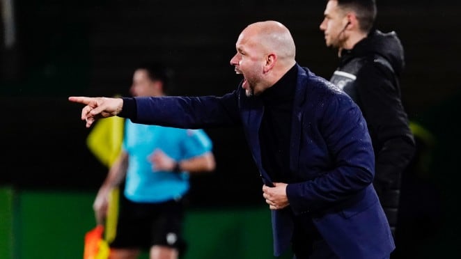 José Alberto dando indicaciones desde la banda