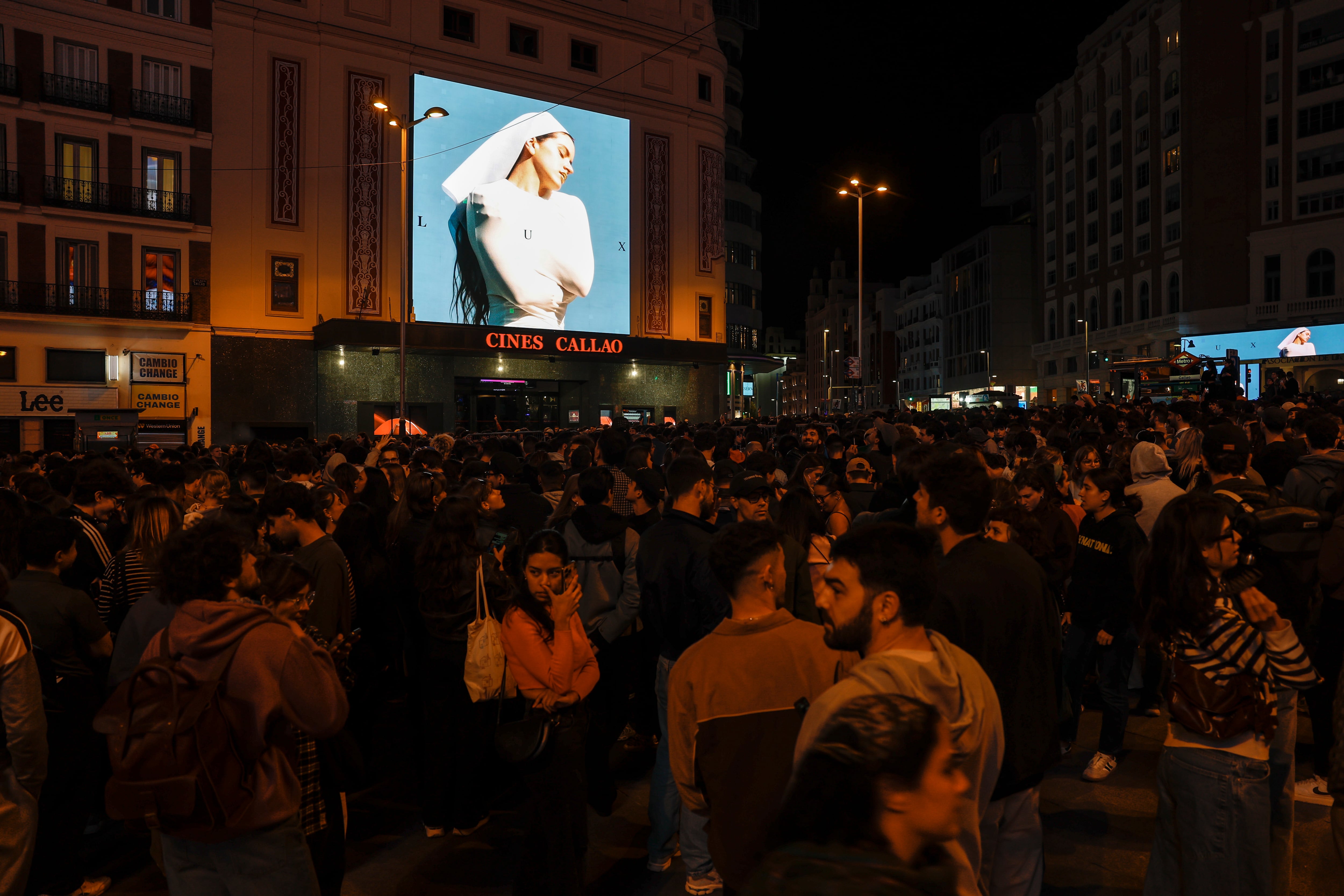 MADRID, 20/10/2025.- La artista Rosalía en la plaza de Callao en una aparición sorpresa para presentar su cuarto álbum, este lunes en Madrid. EFE/ Juanjo Martín
