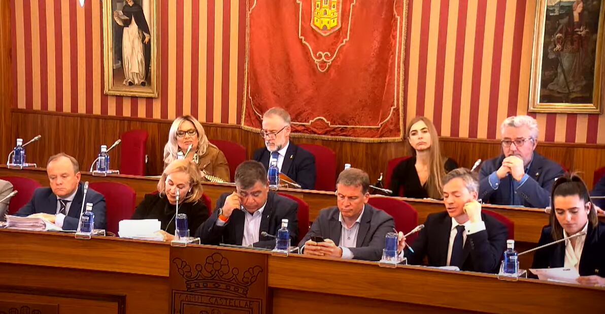 Bancada de PP y Vox en el salón de plenos del Ayuntamiento de Burgos, Arriba, en el centro de la imagen, el concejal de Movilidad, José Antonio López