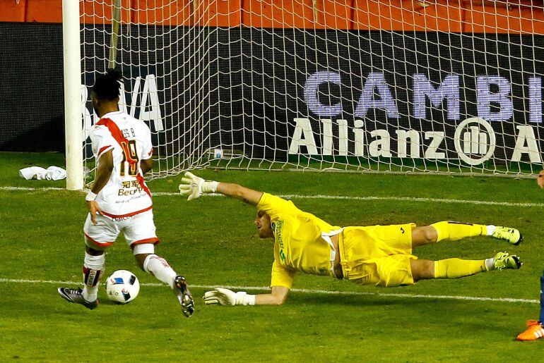 GRA463. MADRID, 02/12/2015.- El delantero guineano del Rayo Vallecano Lassane Bangoura (i) marca el primer gol del equipo frente al portero húngaro Balázs Megyeri, del Getafe CF, durante el partido de ida de dieciseisavos de final de la Copa del Rey que se juega hoy en el estadio de Vallecas, en Madrid. EFE/JuanJo Martín