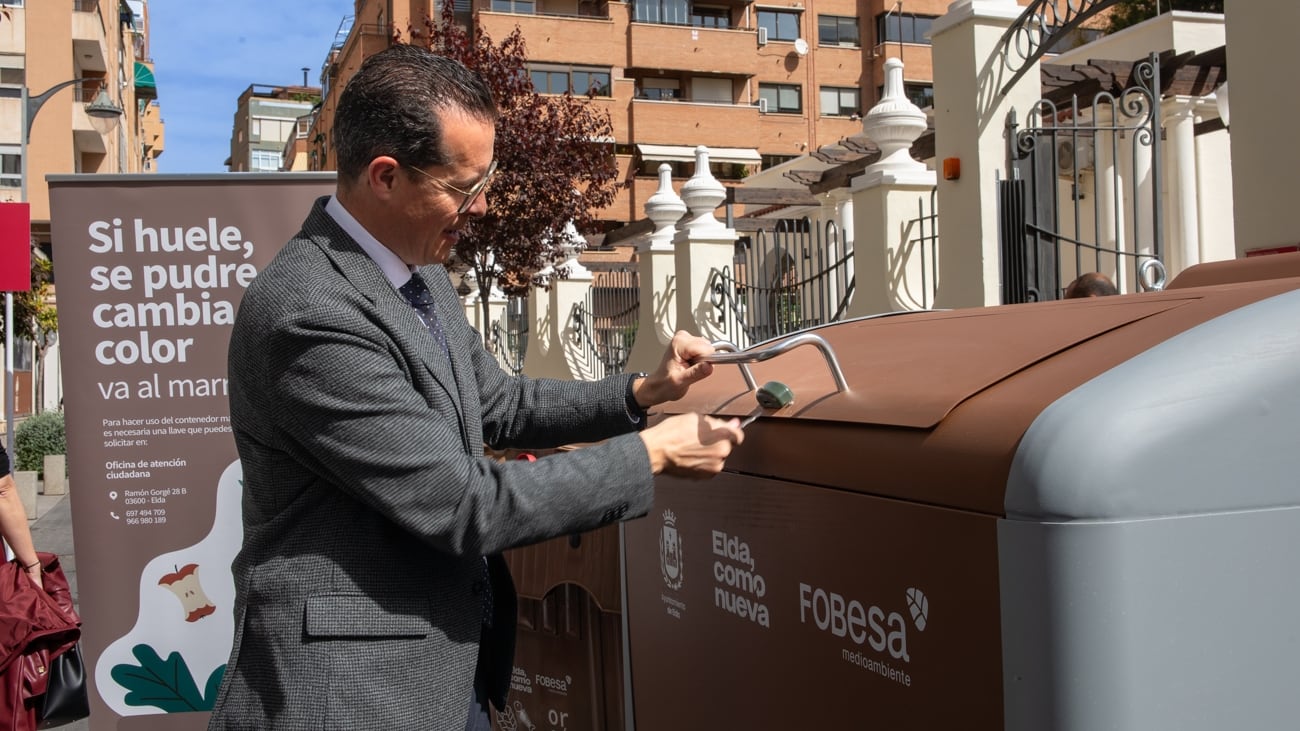 Rubén Alfaro, alcalde de Elda, durante la presentación del nuevo sistema de recogida de residuos