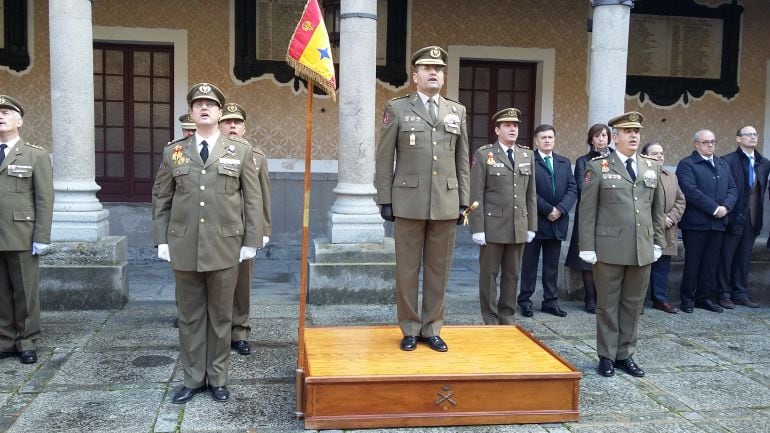 El coronel José María Martínez (i) junto al general de enseñanza Amador Enseñat (C) y el coronel saliente Javier Alonso (D), durante el acto de cambio de dirección en la Academia de Artillería.