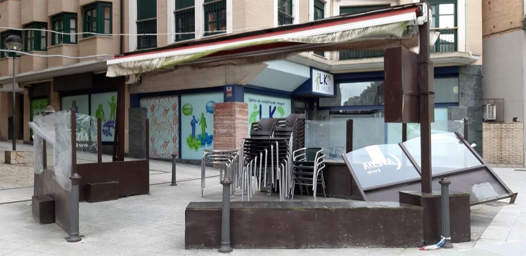 Destrozos provocados en una terraza de Gijón por el viento. 