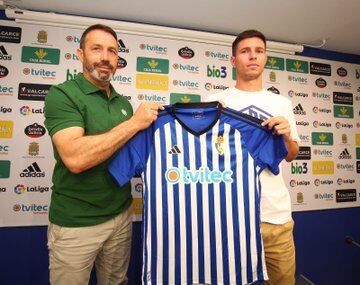 Brais Abelenda posando con la camiseta de la Ponferradina en su presentación