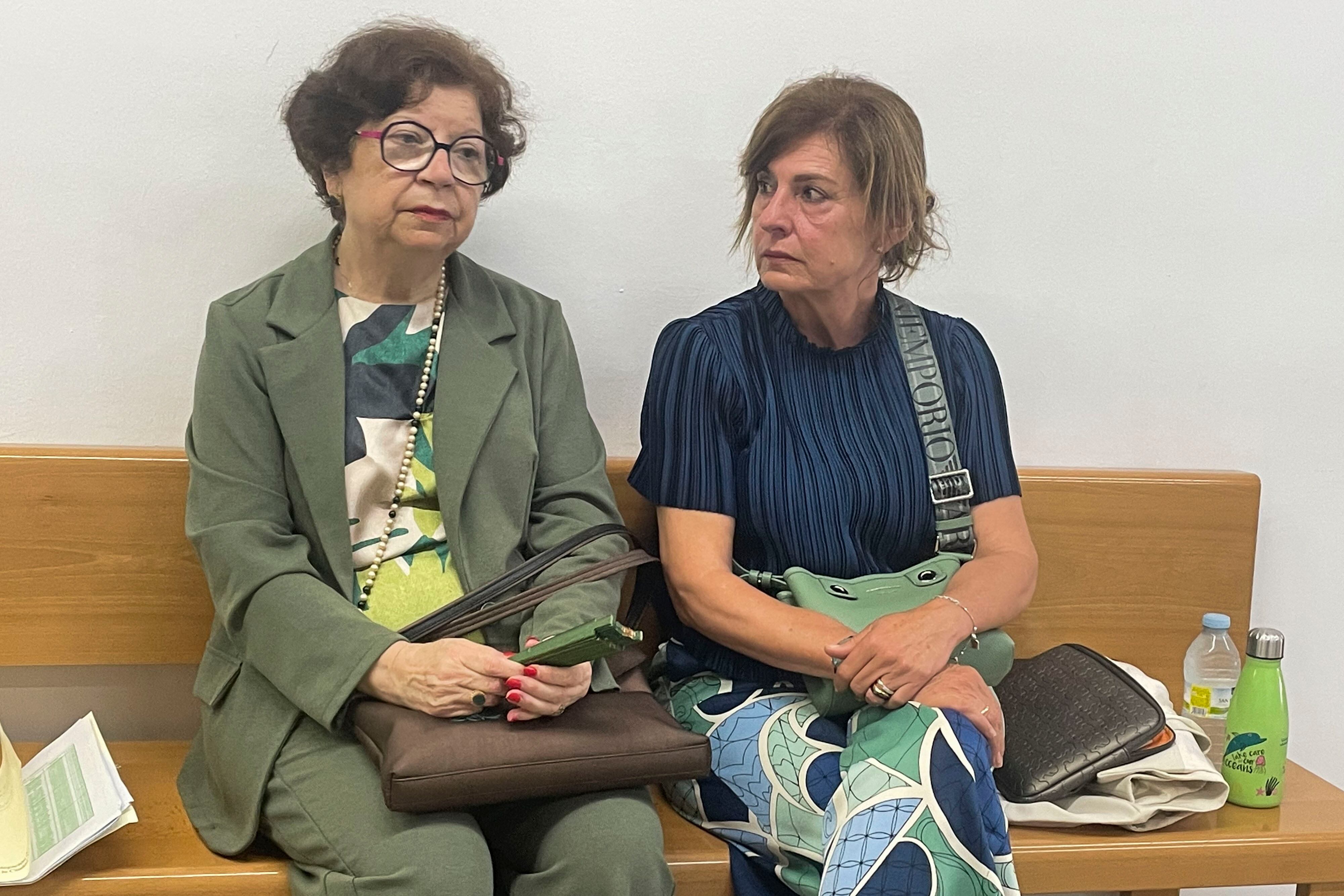 La Audiencia Provincial de Cádiz en Ceuta ha condenado este jueves por prevaricación a la exdelegada del Gobierno en la ciudad autónoma Salvadora Mateos (i), y a la exvicepresidenta del Gobierno ceutí Mabel Deu (d), por la repatriación de 55 menores a Marruecos en agosto de 2021.