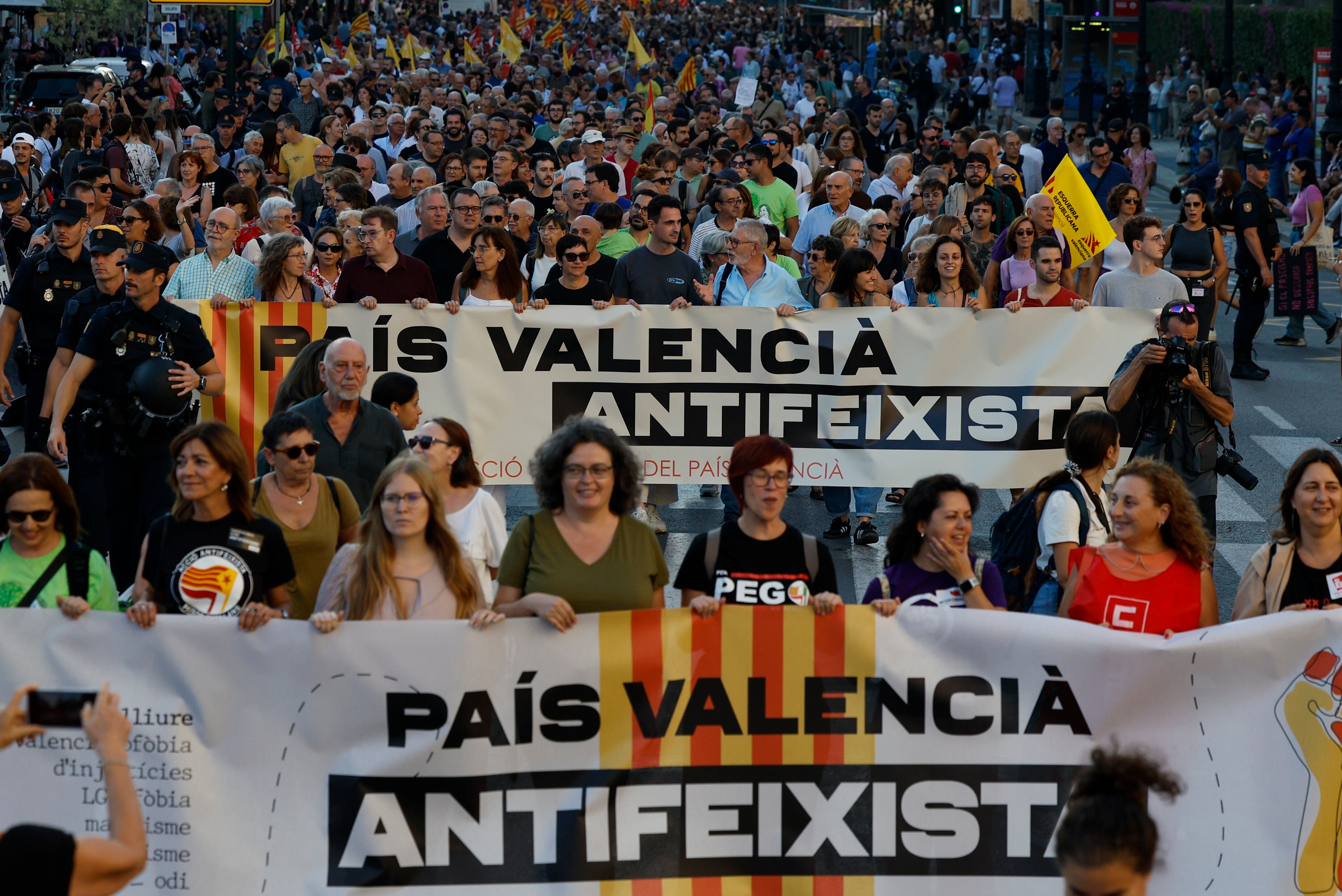 Vista general de la manifestación convocada por la Comissió 9 d&#039;Octubre, bajo el lema &quot;País Valencià antifeixista&quot; que recorre las calles del centro de València con motivo de 9 d&#039;Octubre