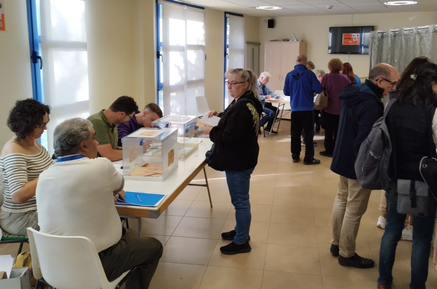 Una persona votando en las elecciones del 28 de mayo en un colegio electoral en Logroño