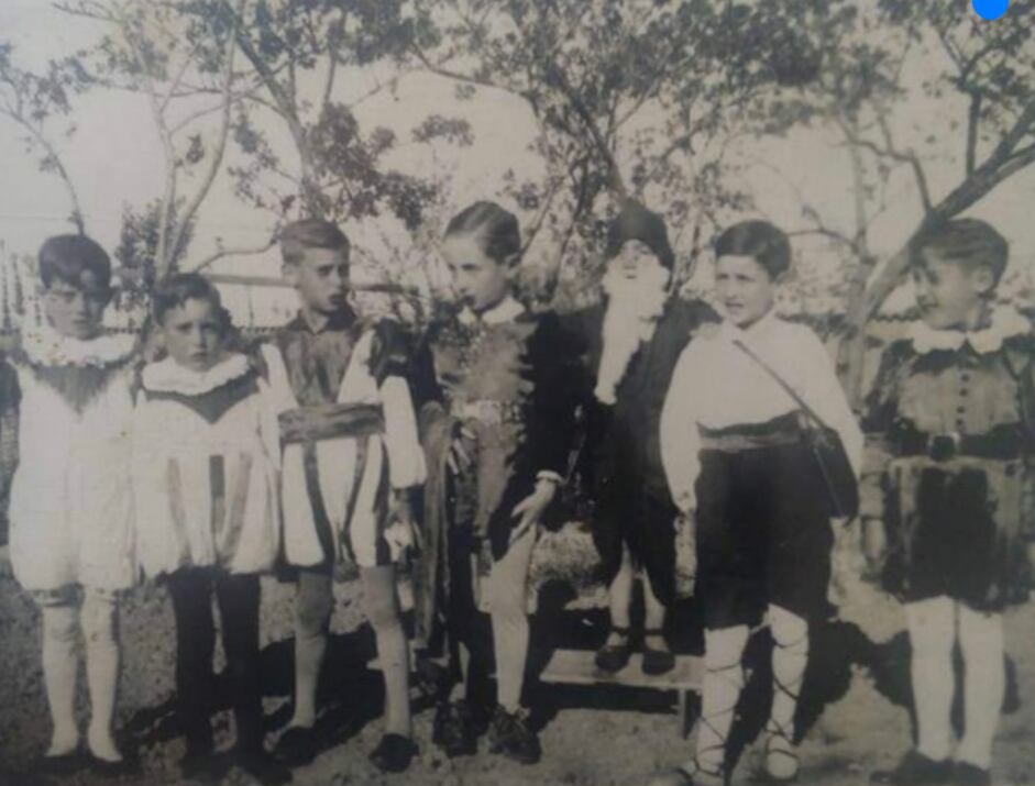 Niños de Villada (Palencia) en un carnaval de los años 40