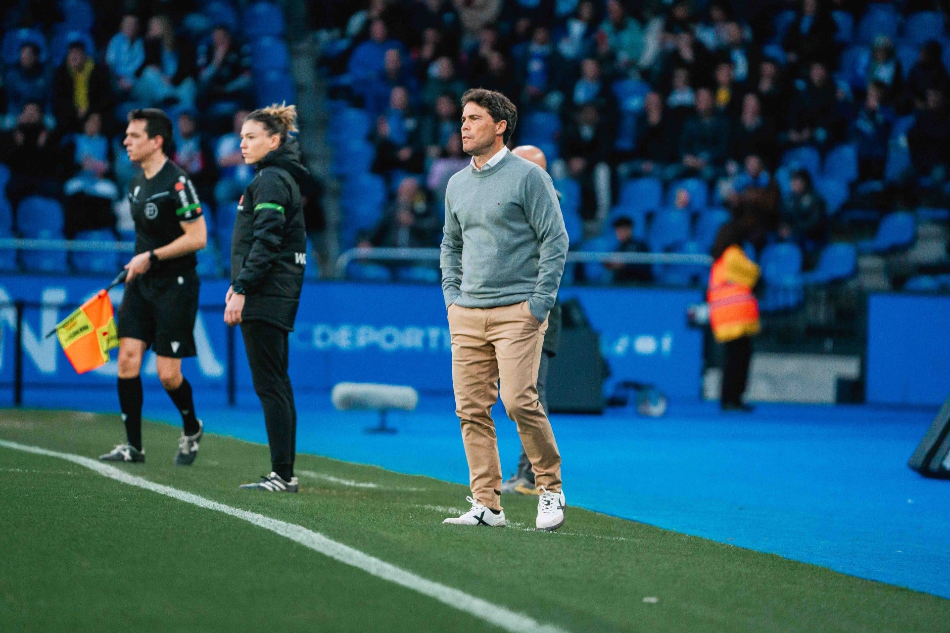 Rubi con las manos en los bolsillos viendo un Almería desconocido.