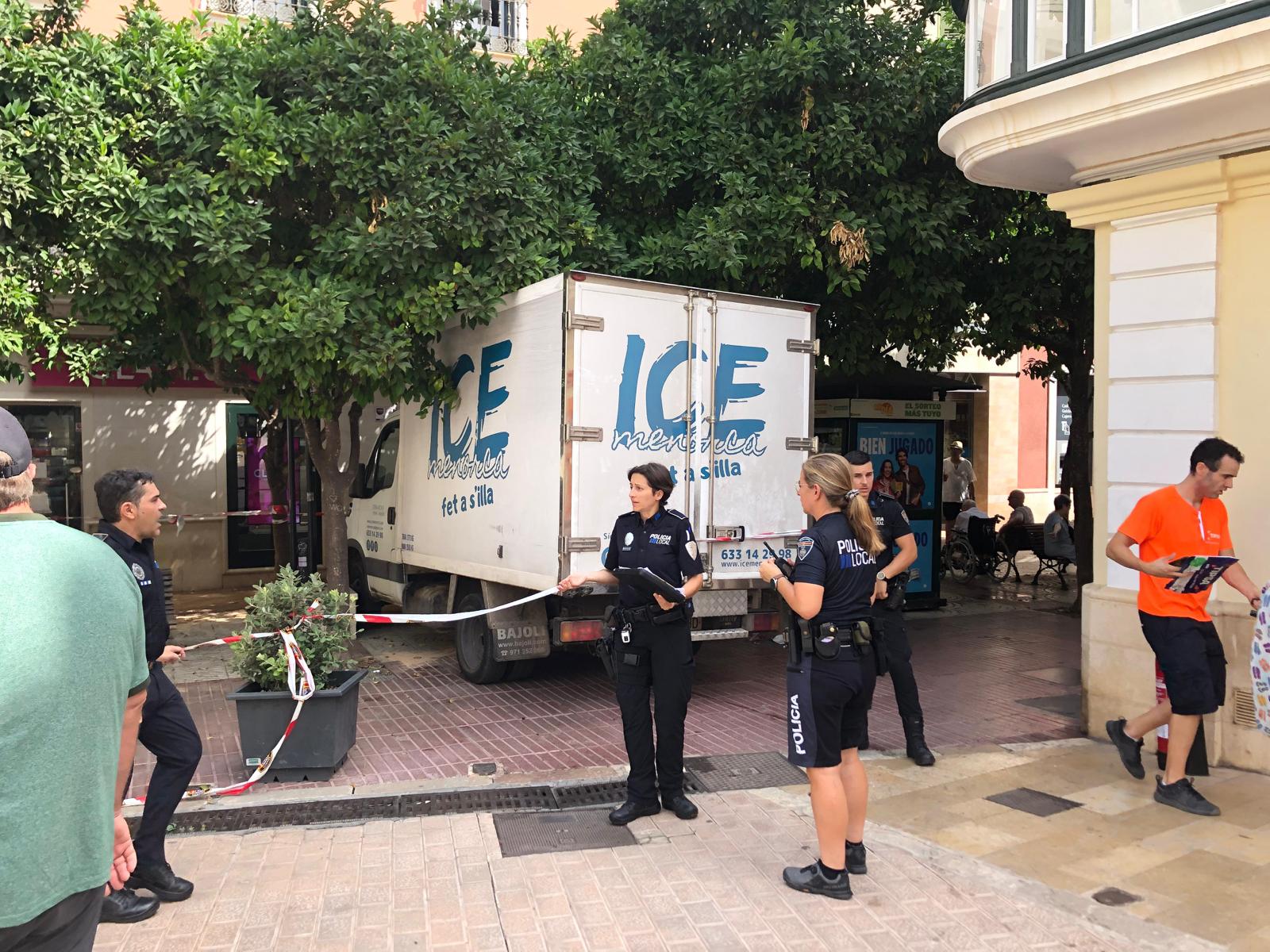 El camió ha baixat descontrolat pel Carrer Infanta, presumiblement, perque li ha fallat el fre de ma.