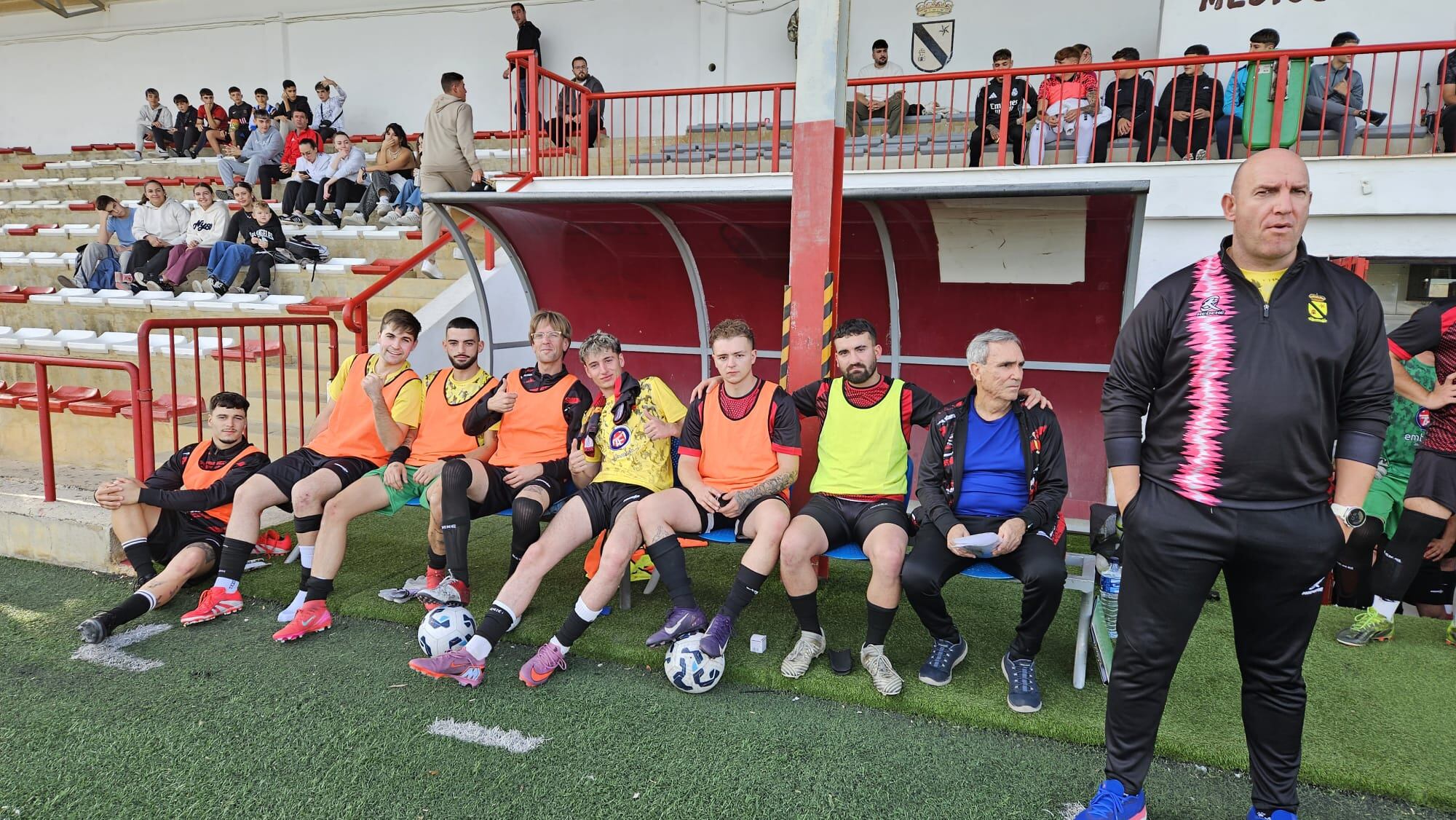 Banquillo del Jódar C.F. ante el C.D. Beas de Segura, con entrenador, José Ramón Jódar, de píe y Alfonso López Simarro, segundo entrenador a la derecha