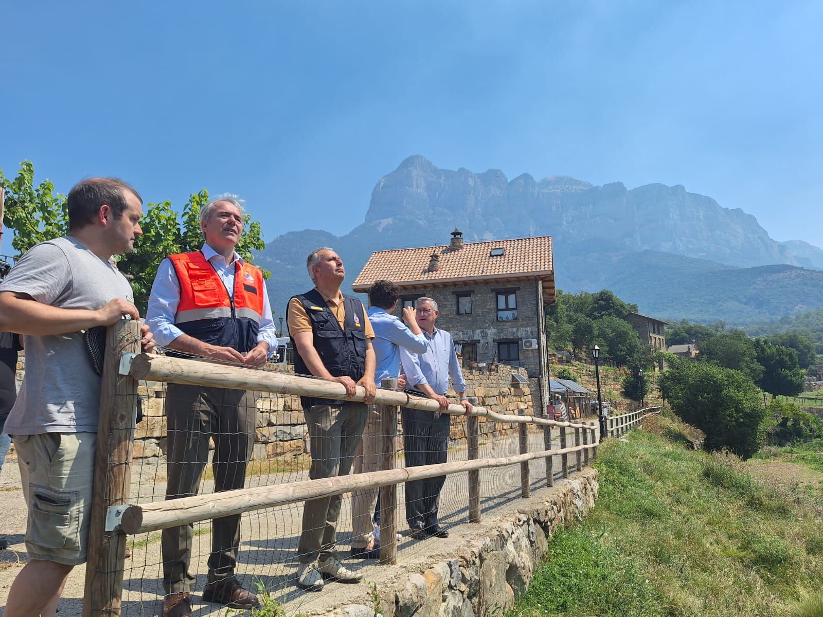 El presidente Azcón, en su visita al incendio de El Pueyo de Araguás, junto con el subdelegado del Gobierno, José Carlos Campo; el presidente de la Diputación de Huesca, Isaac Claver; y el consejero de Medio Ambiente de la DGA, Manuel Blasco. 