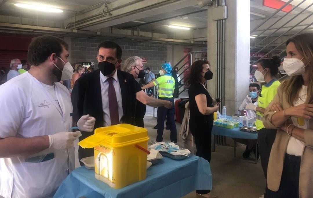 El alcalde de Murcia, José Antonio Serrano y la concejala de Sanidad, Esther Nevado, han visitado el punto de vacunación del estadio Enrique Roca