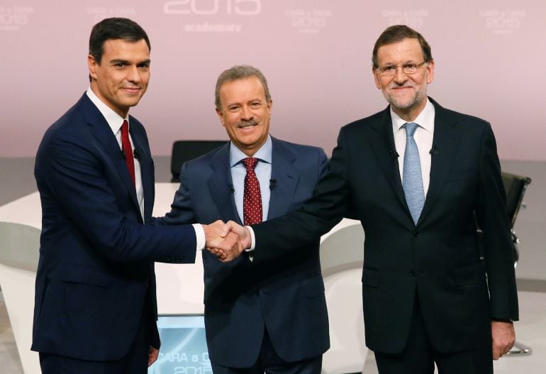 Manuel Campo Vidal junto a los dos candidatos al comienzo del debate